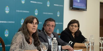 Los ministros de Salud, Gobierno y Turismo y Cultura  cuando hace un año anunciaron la emergencia sanitaria en Mendoza