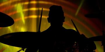 El estremecedor accidente que sufre un baterista mientras toca en vivo\u002E