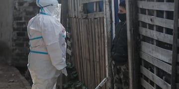 AME2377\u002E BUENOS AIRES (ARGENTINA), 26/05/2020\u002E- Una mujer parte del personal de sanidad realiza un testeo casa por casa para detectar los contagiados con coronavirus en Villa Azul, este martes, en la Provincia de Buenos Aires (Argentina)\u002E Villa Azul, situada entre los municipios de Quilmes y Avellaneda, en el sur del Área Metropolitana de Buenos Aires, un operativo llevado a cabo por el Gobierno de Fernández cerró este lunes el barrio ante el aumento de contagios\u002E Según un comunicado del municipio de Quilmes, se dispuso el aislamiento comunitario estricto por el término de 15 días, tras los cuales habrá una evaluación sobre los resultados obtenidos\u002E Todas las personas de la villa son consideradas \