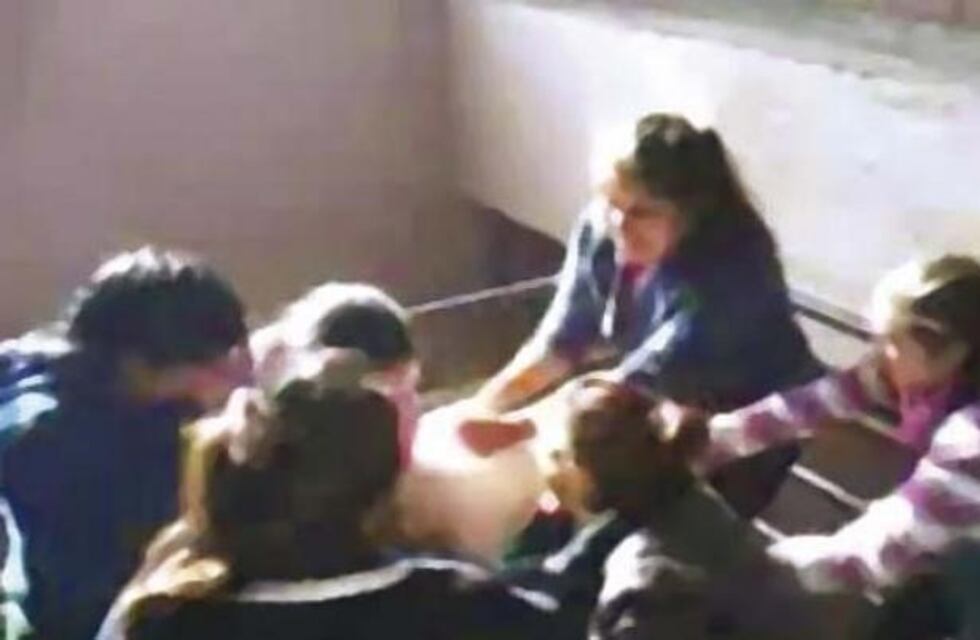 Al salir del colegio, compañeras le arrojaron pintura látex en la cara