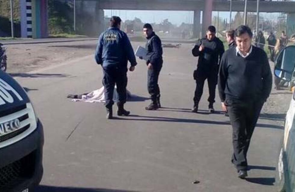 Accidente fatal: un joven motociclista fue arrollado por dos camiones