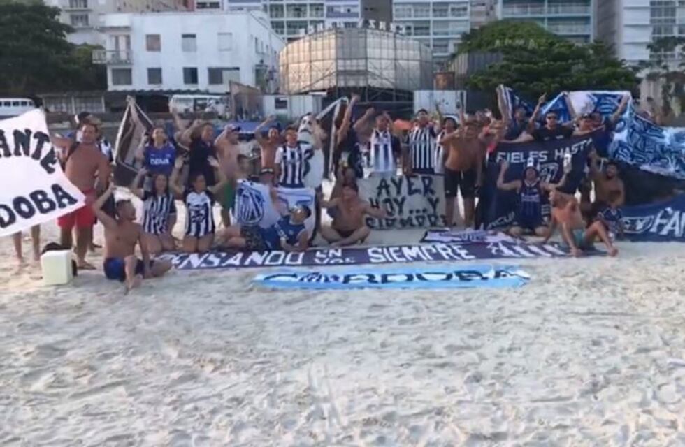 Hinchas de Talleres copan las playas de Brasil antes del partido contra San Pablo