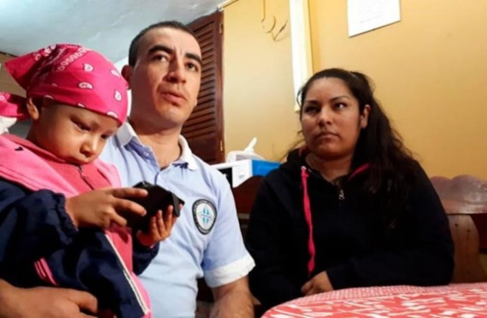 Su hijita de tres años tiene leucemia y él pide trabajo para pagar los gastos