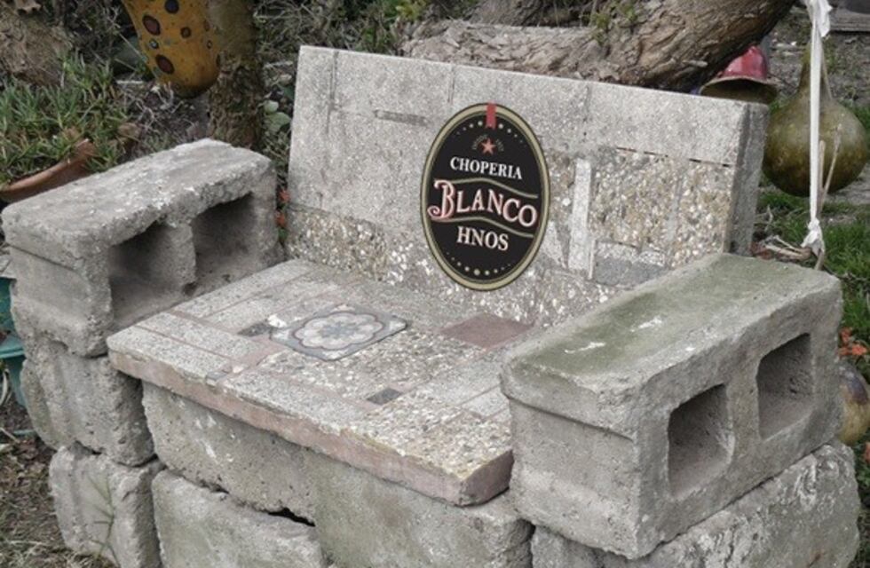 Las curiosas "sillas" que analiza colocar un bar rosarino para que no le vuelvan a robar