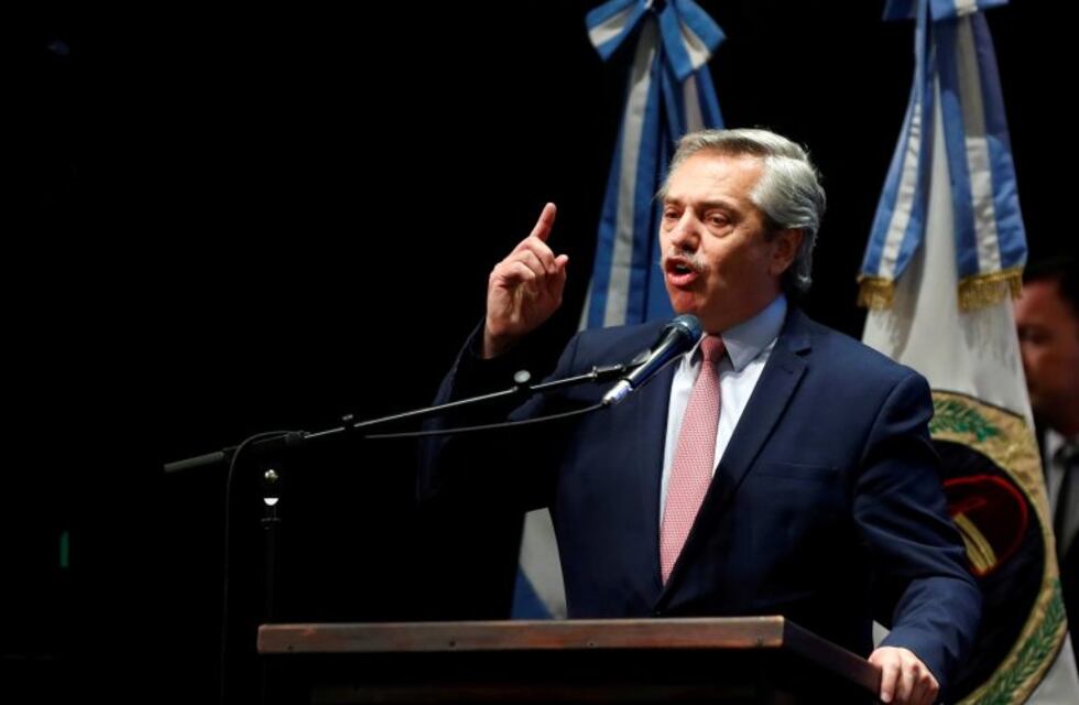 Chispazos en la transición: Alberto Fernández cruzó a Marcos Peña por la difusión de una noticia falsa sobre su salud