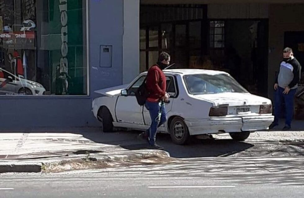 Quiso ocultarse de la Policía en una playa de estacionamiento y le erró a la entrada