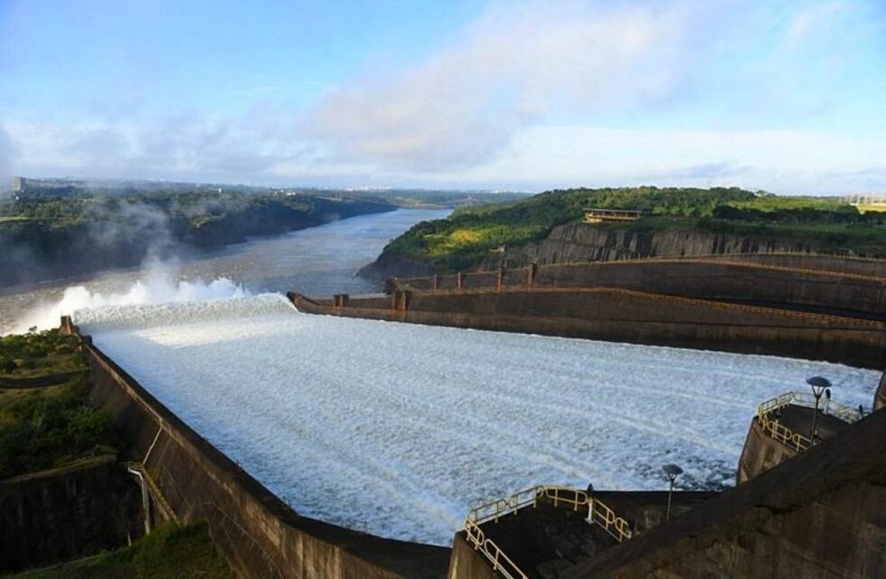 Itaipú liberó agua al cauce del Paraná para elevar el nivel río abajo