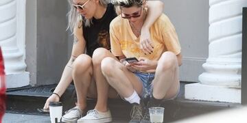 Kristen Stewart a los besos con una guionista (Foto: @JosiahWPhotos / BACKGRID)