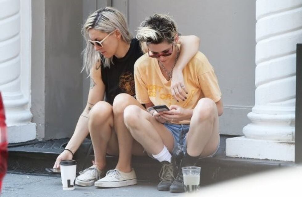 ¿Le fue infiel a Stella Maxwell? Kristen Stewart fue fotografiada a los besos con otra mujer