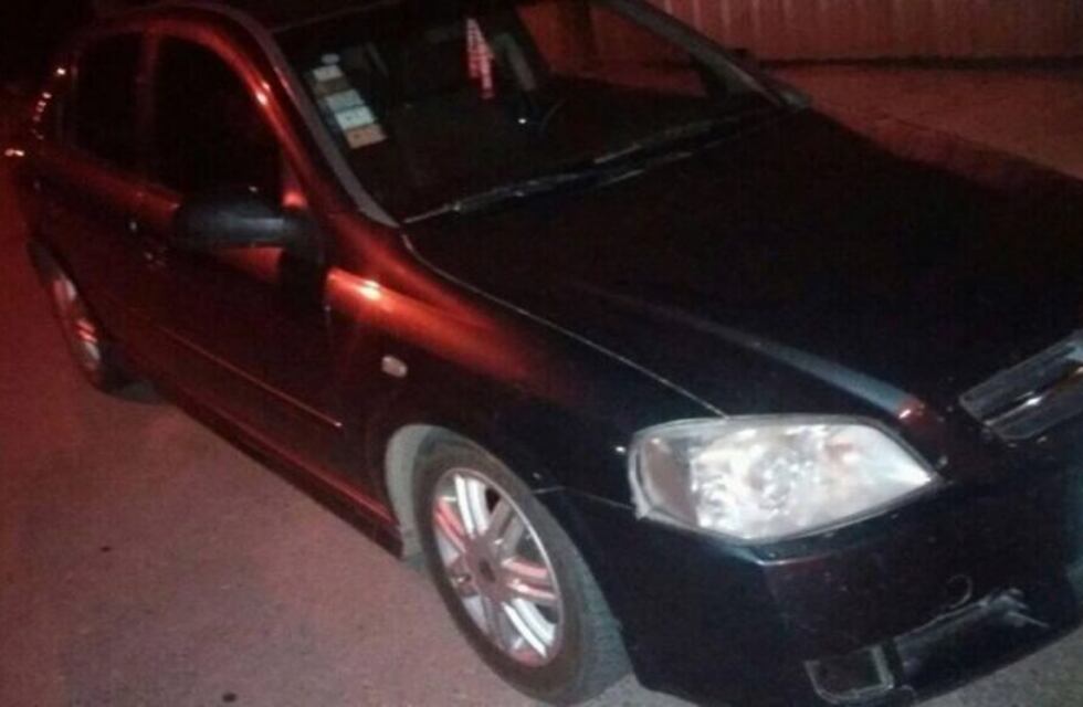 Evadieron con sus motos un control policial y chocaron un vehículo estacionado