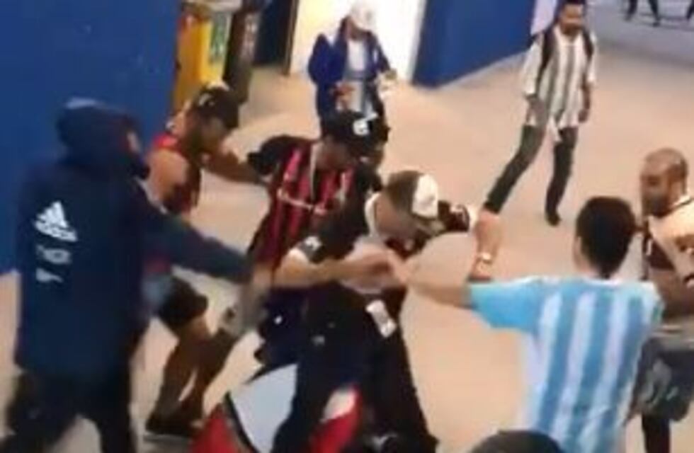 Hinchas argentinos se descargaron a las piñas contra croatas en pleno estadio