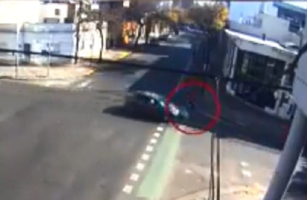 Automovilista fue grabado cuando embestía a una joven en bicicleta en el centro