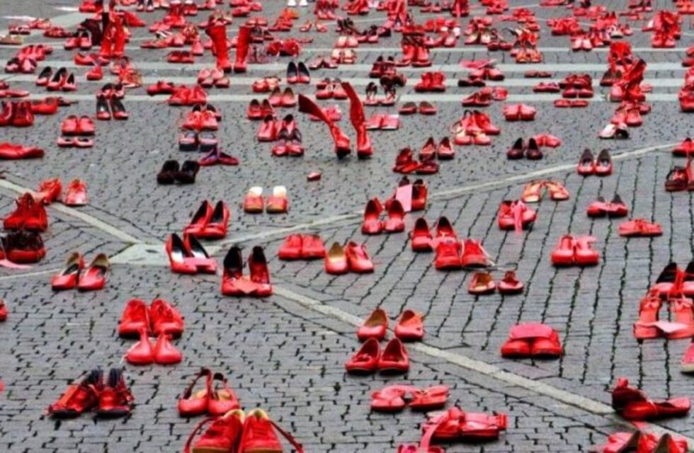 Realizarán en Neuquén la exposición de los "zapatos rojos" contra la violencia a las mujeres