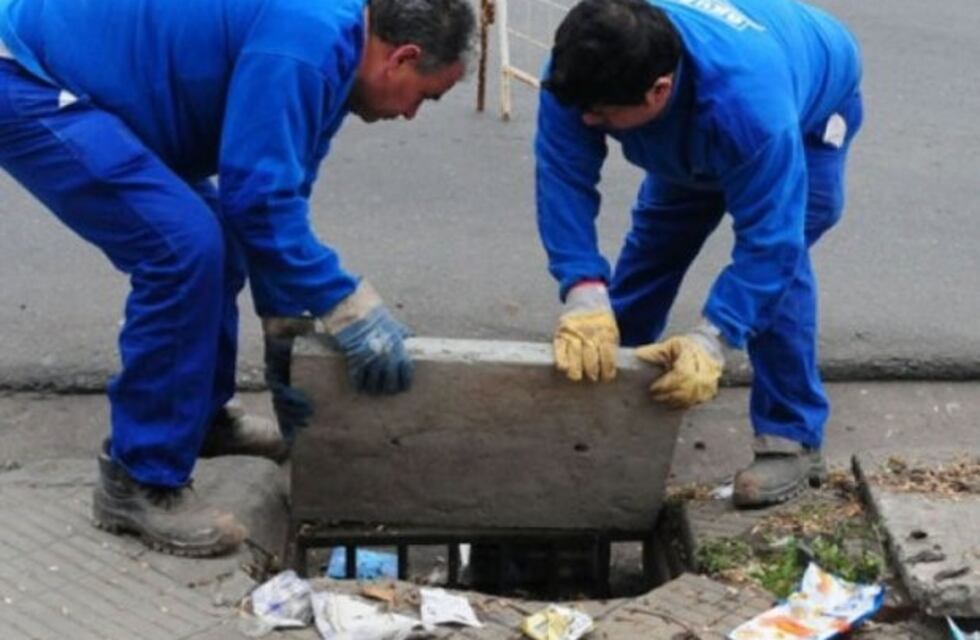 Explotó un emisario de agua y afectó por completo el interior de una vivienda