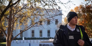 A uniformed Secret Service officer patrols the grounds at the White House in Washington, DC, on November 26, 2019, during a lockdown following an air space violation\u002E (Photo by Eric BARADAT / AFP)