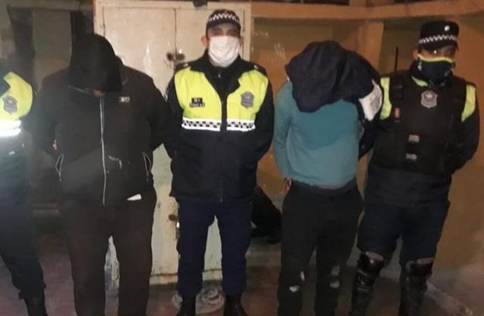 Detuvieron a dos hombres que robaban ruedas de auxilio en Barrio Sur