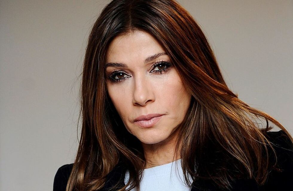 Catherine Fulop enamoró desde las playas de Qatar luciendo una microbikini rayada a los 57 años