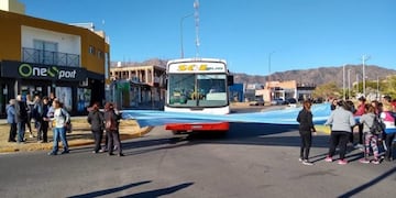 Protesta contra Sol Bus por el paro de colectivos en La Punta, San Luis\u002E