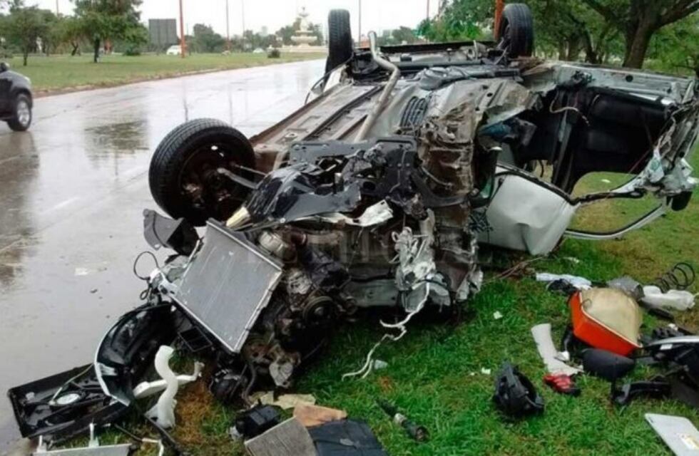 Milagro en la ruta: camioneta quedó destrozada tras volcar pero su conductor resultó ileso