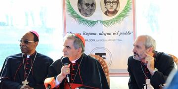 Cardenal Angelo Becciu junto a Leon Kalenga Badikebele y el obispo de La Rioja Dante Braida\u002E