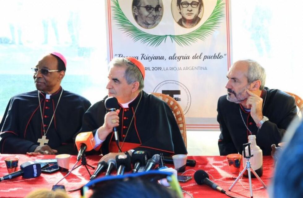 Ángelo Becciu destacó la admiración del Papa Francisco hacia Monseñor Angelelli