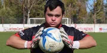 Un chico son Síndrome de Down debutó como arquero en primera