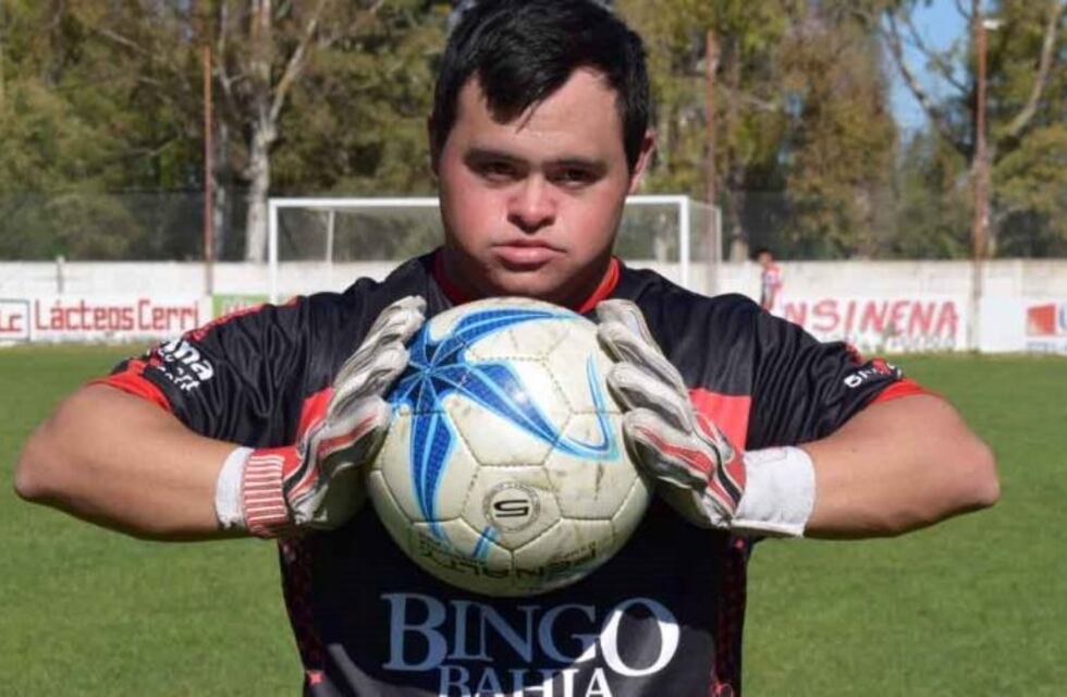 Tiene síndrome de Down y debutó en primera como el arquero oficial de su equipo