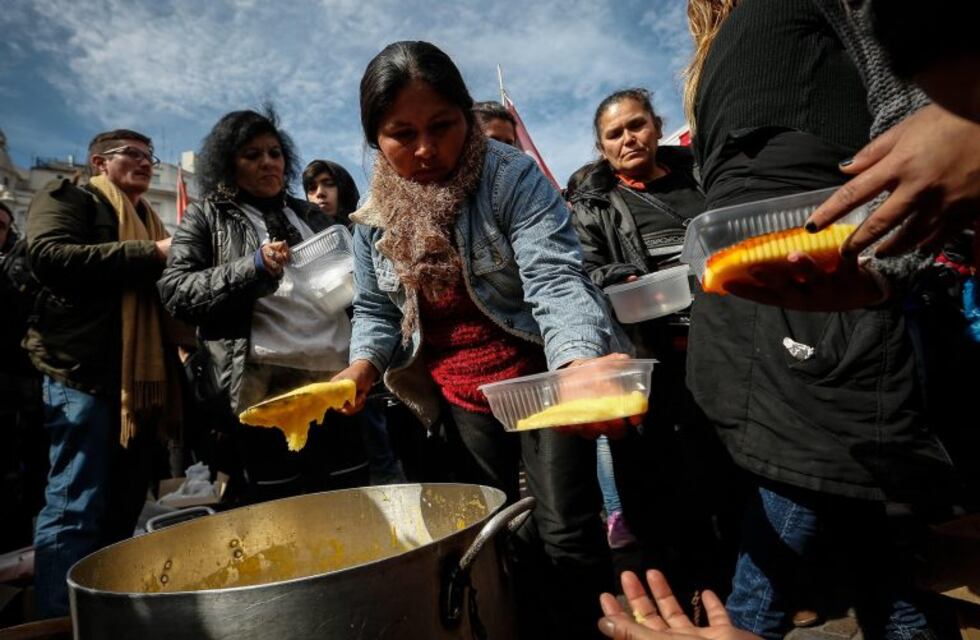 Conurbano: por la crisis, el 45% disminuyó la porción de comida