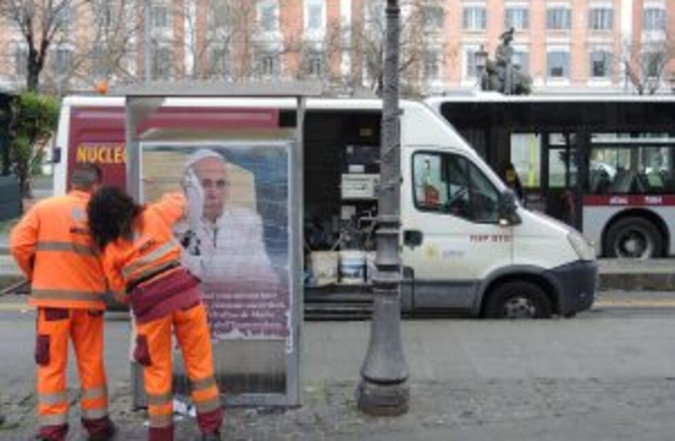 La policía investiga una misteriosa campaña con afiches contrarios al papa Francisco en Roma