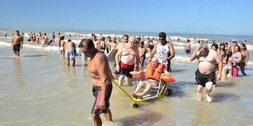 Cada vez más personas disfrutan de las sillas anfibias en las costas bonaerenses