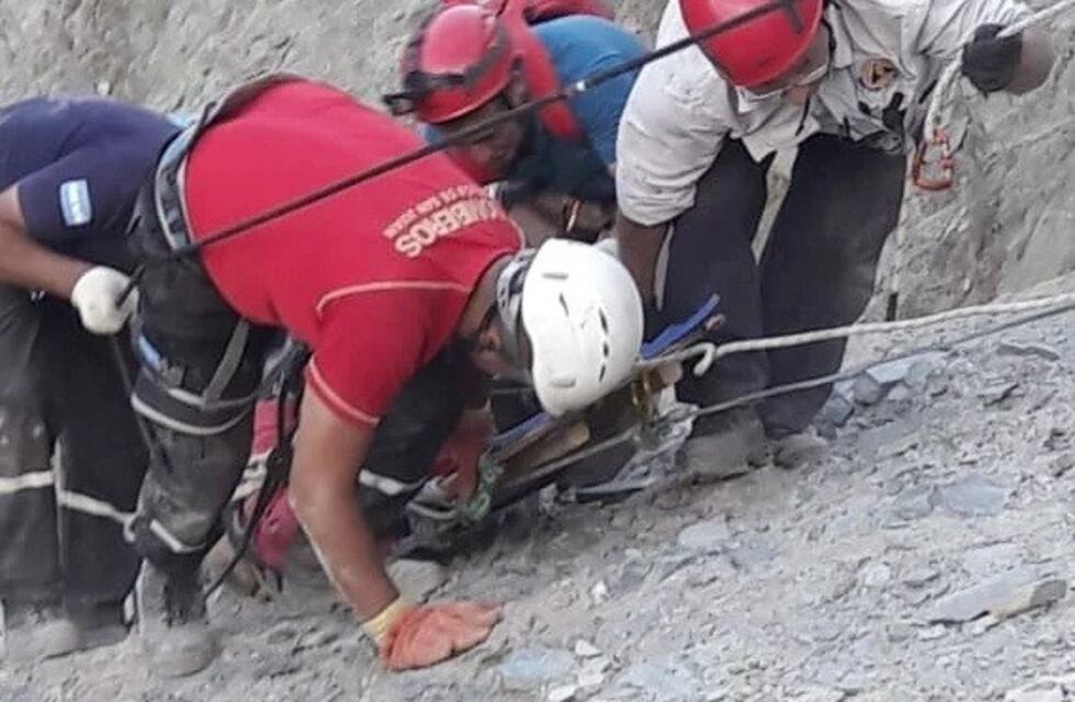 Cayó con su moto a un precipicio y su compañero se accidentó cuando pedía ayuda