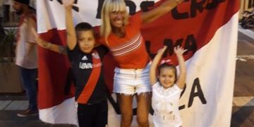 Abril Kruk, junto a su hermano Agustín y la mamá, Carla Pagliaricci (Foto: web)