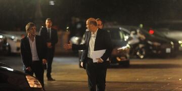 Sturzenegger subiendo a su auto con chofer