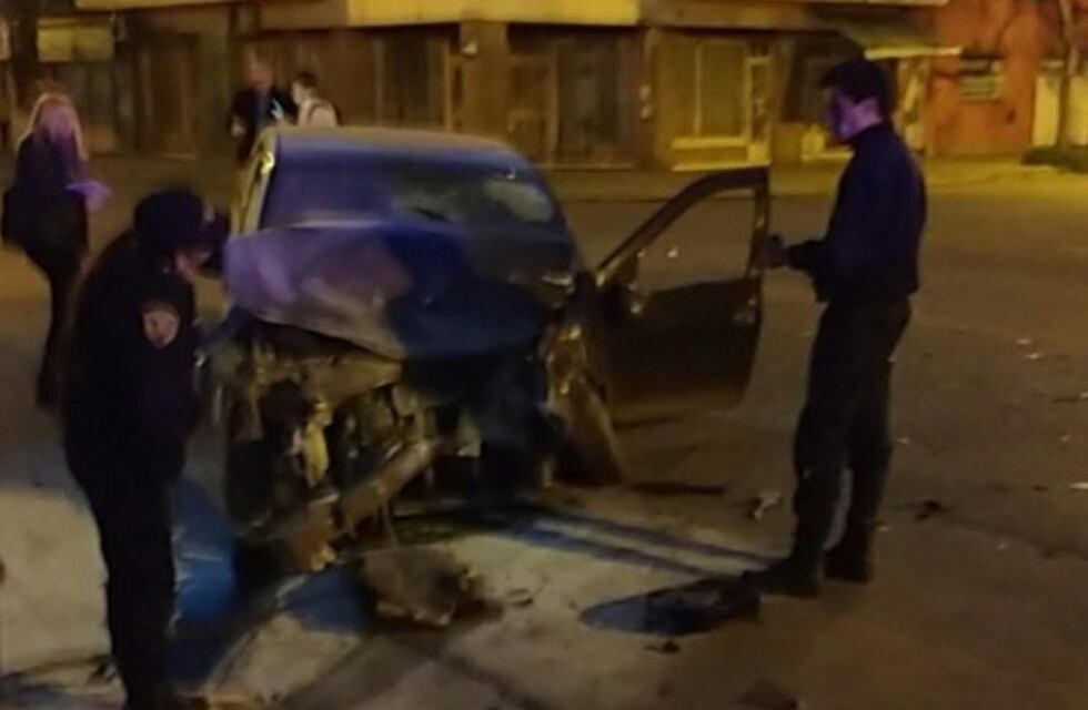 Cuatro heridos después de un fuerte choque entre un auto y un colectivo