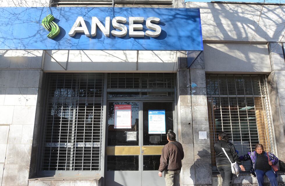 El Gobierno decidió suspender la entrega de créditos de la Anses a jubilados y trabajadores