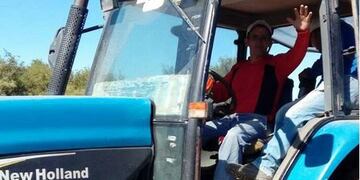 Elías Oviedo, electo jefe comunal de San Vicente, en Traslasierra y que sigue cosechando papas hasta su asunción\u002E