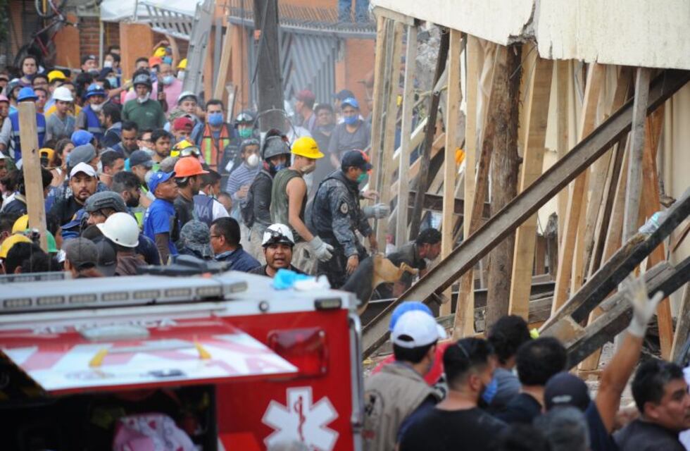 Al menos 32 nenes murieron por el derrumbe de una escuela tras el fatal terremoto en México