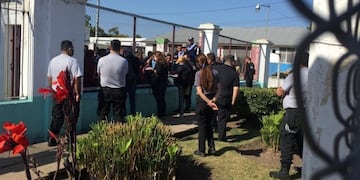 AME4422\u002E LA PLATA (ARGENTINA), 21/04/2020\u002E- Fotografía cedida por el Servicio Penitenciario Bonaerense (SPB) que muestra una vista de las negociaciones entre las autoridades judiciales y los reclusos de la prisión Melchor Romero este martes, en La Plata (Argentina)\u002E Un total de 150 presos del centro penitenciario Melchor Romero, ubicado en el municipio bonaerense de La Plata, protestaron este martes desde los tejados de la cárcel para \