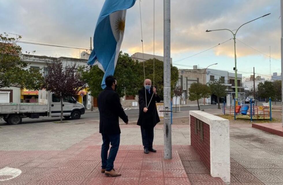 Día de la Patria: El intendente Uset izó las banderas en la Plaza Belgrano