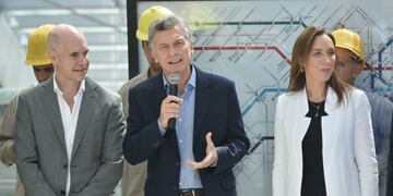 DYN10, BUENOS AIRES, 29/03/2017, , 29/03/2017, EL PRESIDENTE MAURICIO MACRI ENCABEZA LA INAUGURACIu00d3N DEL NUEVO CENTRO DE TRASBORDO CONSTITUCIu00d3N\u002E JUNTO AL JEFE DE GOBIERNO PORTEu00d1O, HORACIO RODRu00cdGUEZ LARRETA, Y LA GOBERNADORA DE LA PROVINCIA DE BUENOS AIRES, MARu00cdA EUGENIA VIDAL\u002E FOTO:DYN/LUCIANO THIEBERGER\u002E ciudad de buenos aires mauricio macri horacio rodriguez larreta maria eugenia vidal inauguracion del nuevo centro de trasbordo de la estacion Constitucion centro de trasbordo costitucion