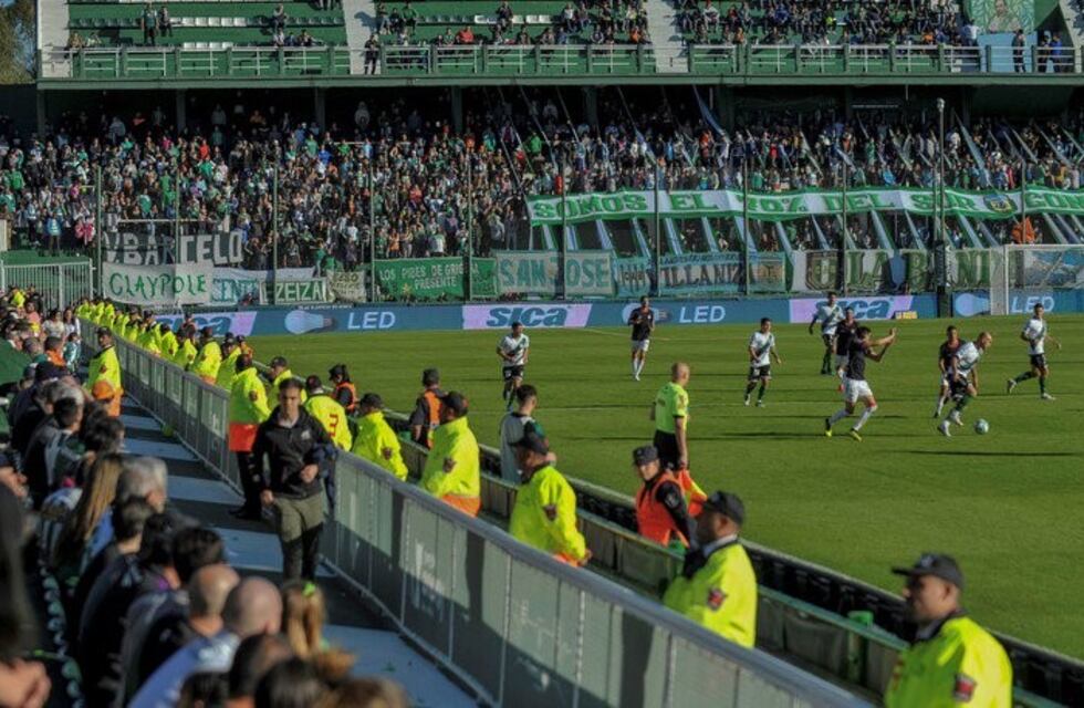 Cómo fue el primer partido de Banfield con su nueva tribuna sin alambrados