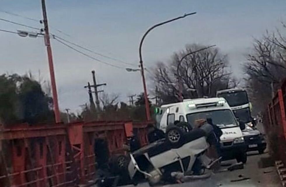Conductor ebrio volcó en el puente de avenida Balloffet