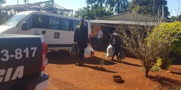 La policía entregó donaciones a una familia que fue víctima de un incendio en Colonia Aurora