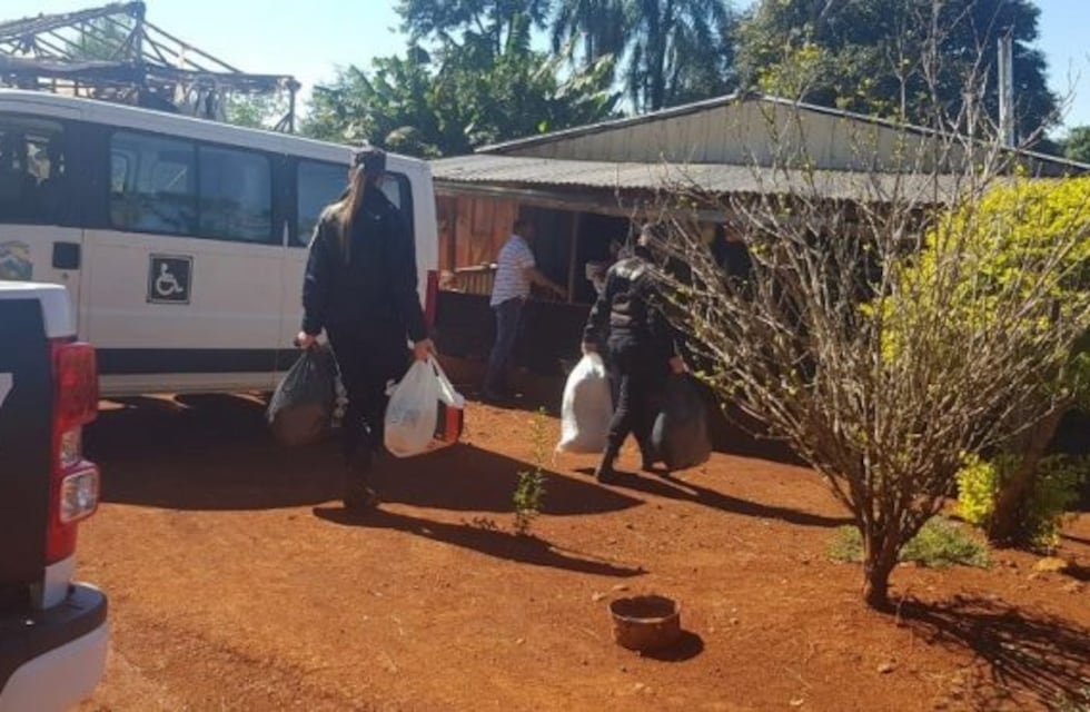 La policía entregó donaciones a una familia que fue víctima de un incendio en Colonia Aurora