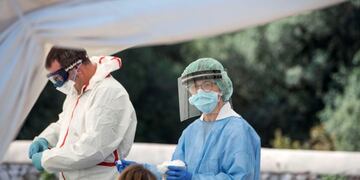 GRAF6442 CIUTADELLA (MENORCA) 06/04/2020\u002E- Sanitarios hacen tests rápidos para detectar el COVID-19 en el centro sanitario Canal Salat, de Ciutadella, Menorca, este lunes\u002E La presidenta del Govern, Francina Armengol, anunció la llegada este lunes a Baleares de otro avión con material sanitario de protección contra el coronavirus, con 1,5 millones de mascarillas y 10\u002E000 test\u002E EFE/David Arquimbau Sintes