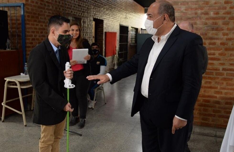 Por el Día Internacional del Bastón Blanco Manzur entregó bastones inteligentes