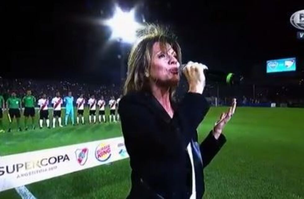 Así cantó el himno Marcela Morelo antes del Superclásico
