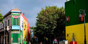 A lone police officer walks along the empty Caminito street at La Boca neighbourhood in Buenos Aires, on March 30, 2020\u002E - Compulsory social isolation was extended until April 12 in Argentina, the government announced Sunday as 820 people infected and 20 dead were so far reported in the South American nation\u002E (Photo by RONALDO SCHEMIDT / AFP)