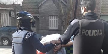 Disturbios en el microcentro de Mar del Plata: se tiró sobre el capot de un patrullero (Foto: 0223)