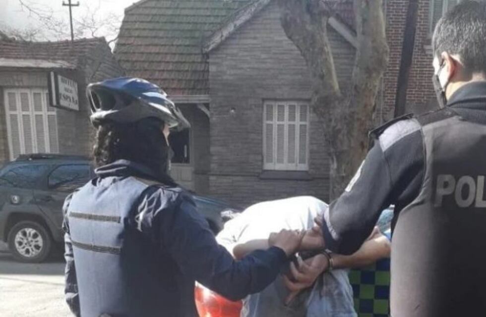 Disturbios en el microcentro de Mar del Plata: se tiró sobre el capot de un patrullero